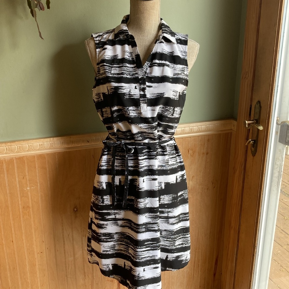 Attention sleeveless black & white print silky dress
